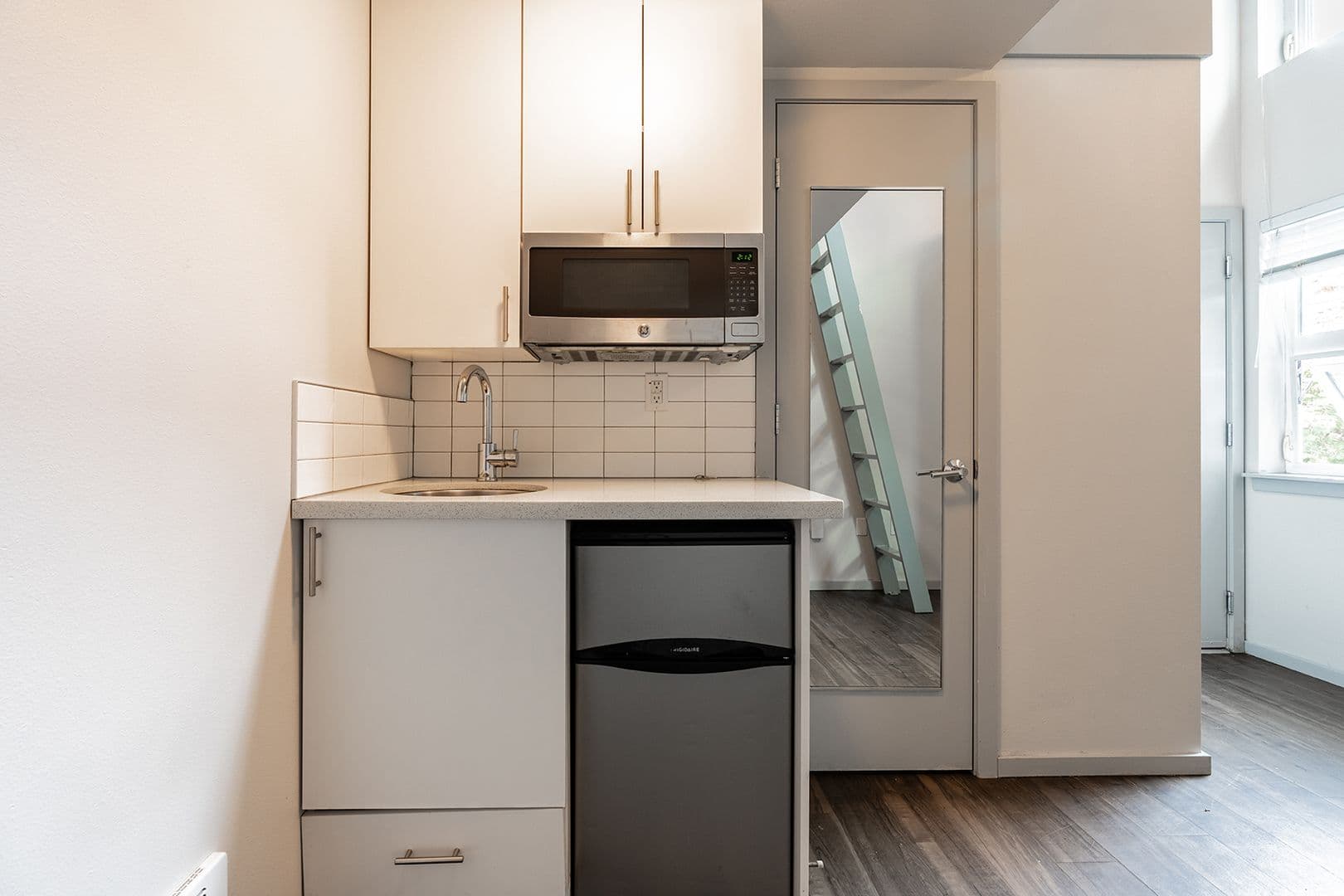 Seattle Apartment: 422 11th Ave E