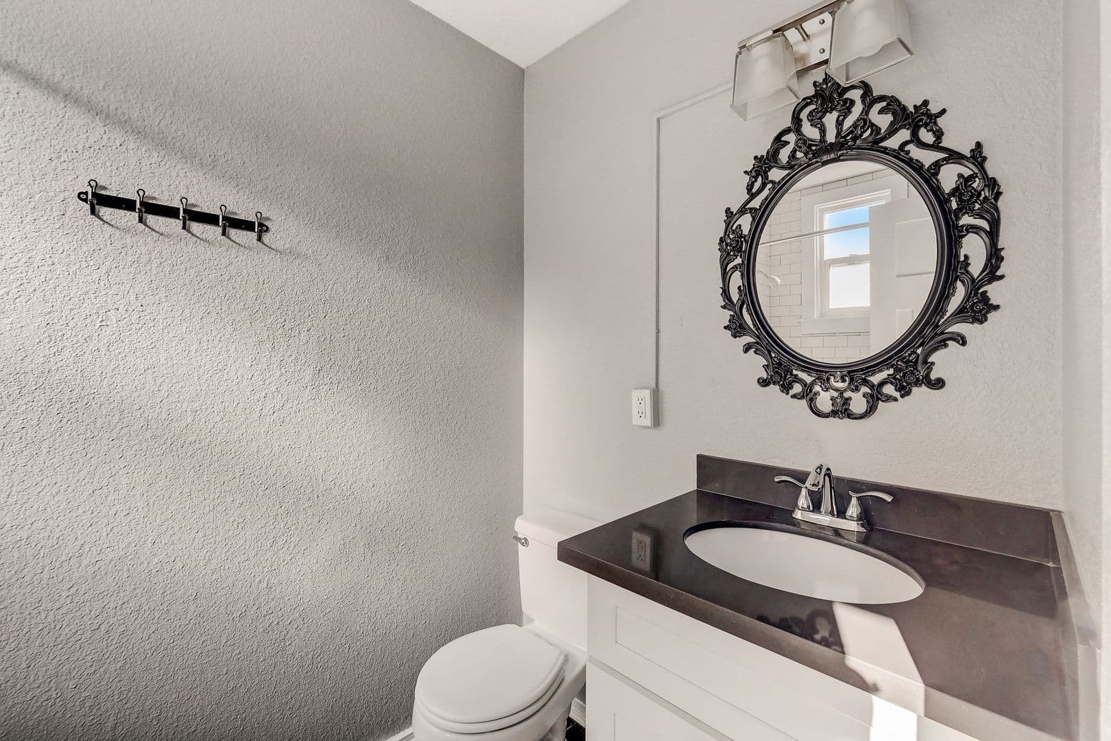 Seattle Apartment: 114 24th Ave E