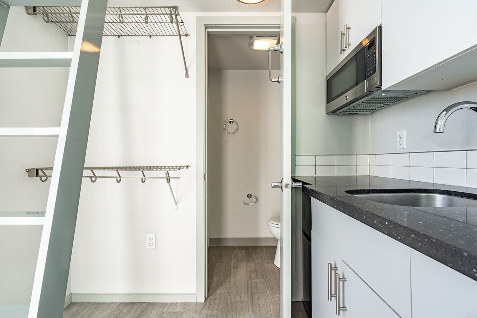 Seattle Apartment: 3266 SW Avalon Way