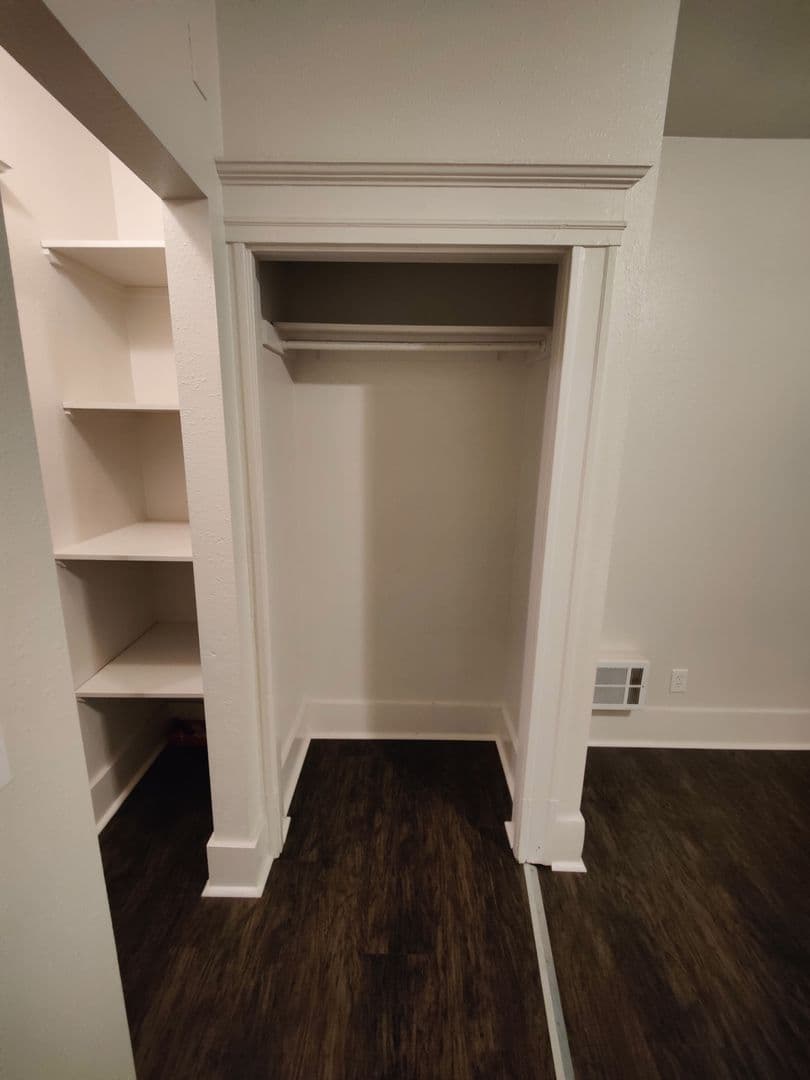 Seattle Apartment: 1723 Summit Ave