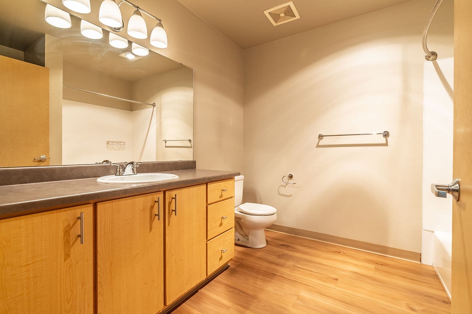 Seattle Apartment: 402 22nd Ave S