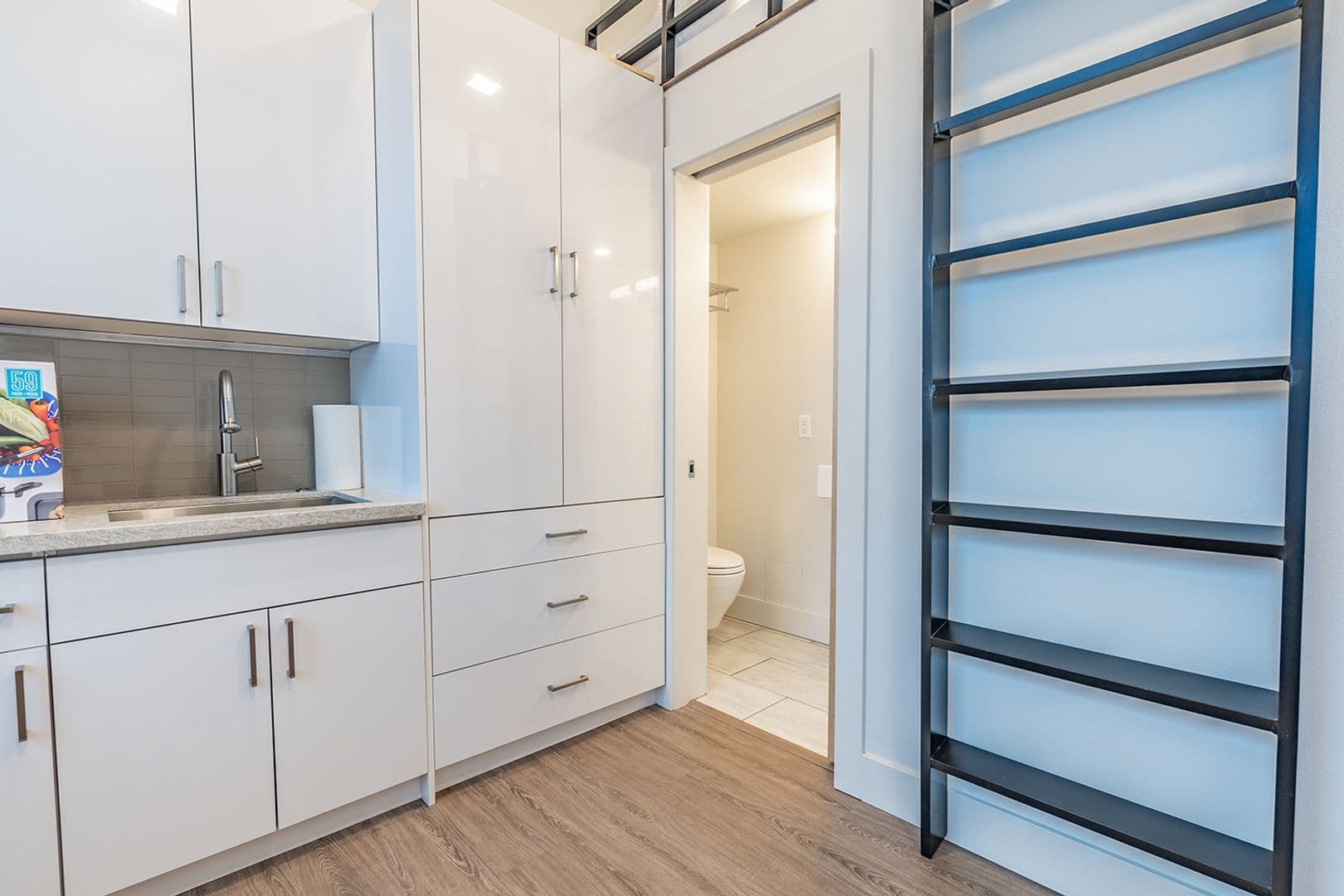 Seattle Apartment: 423 Terry Ave