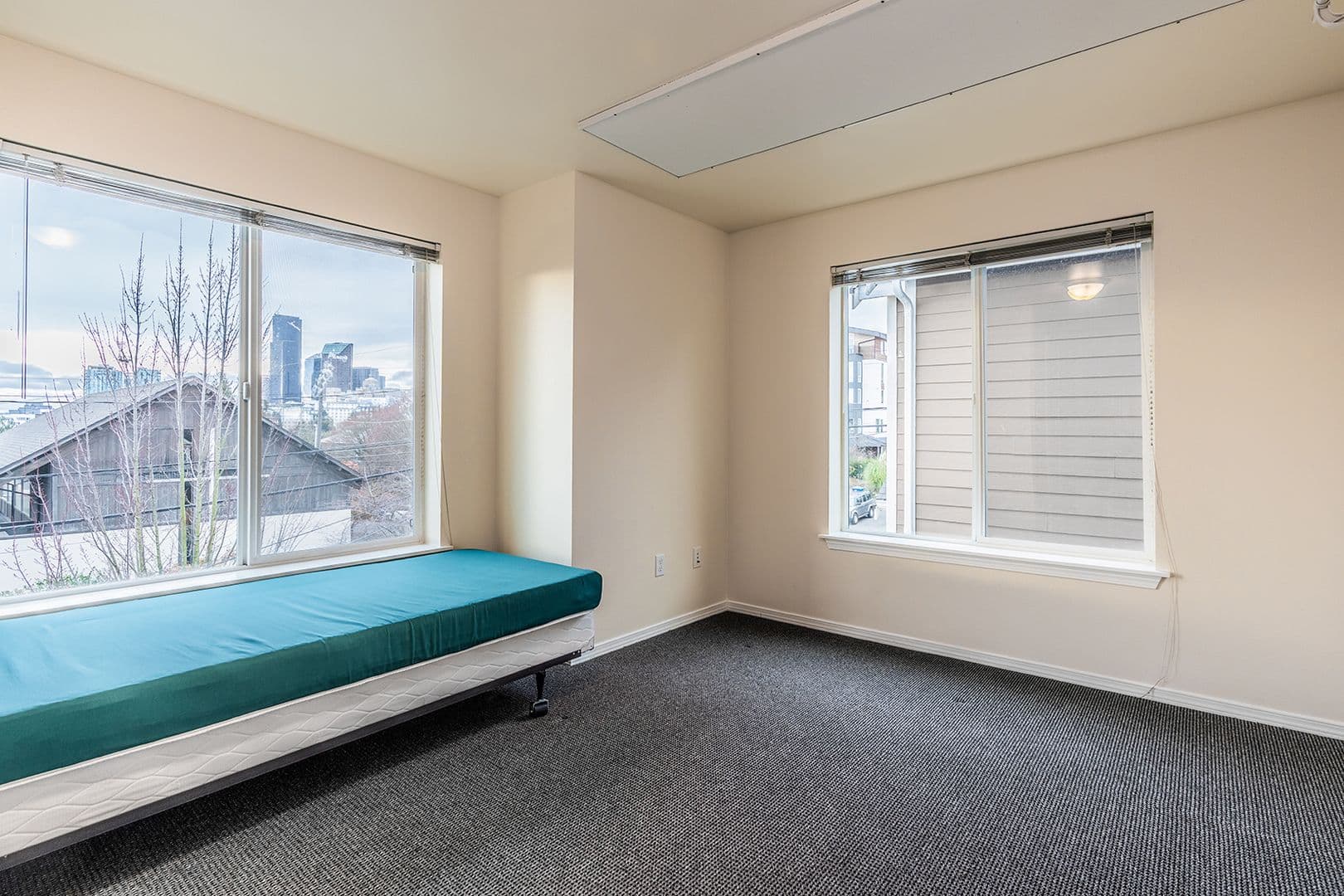 Seattle Apartment: 310 17th Ave S