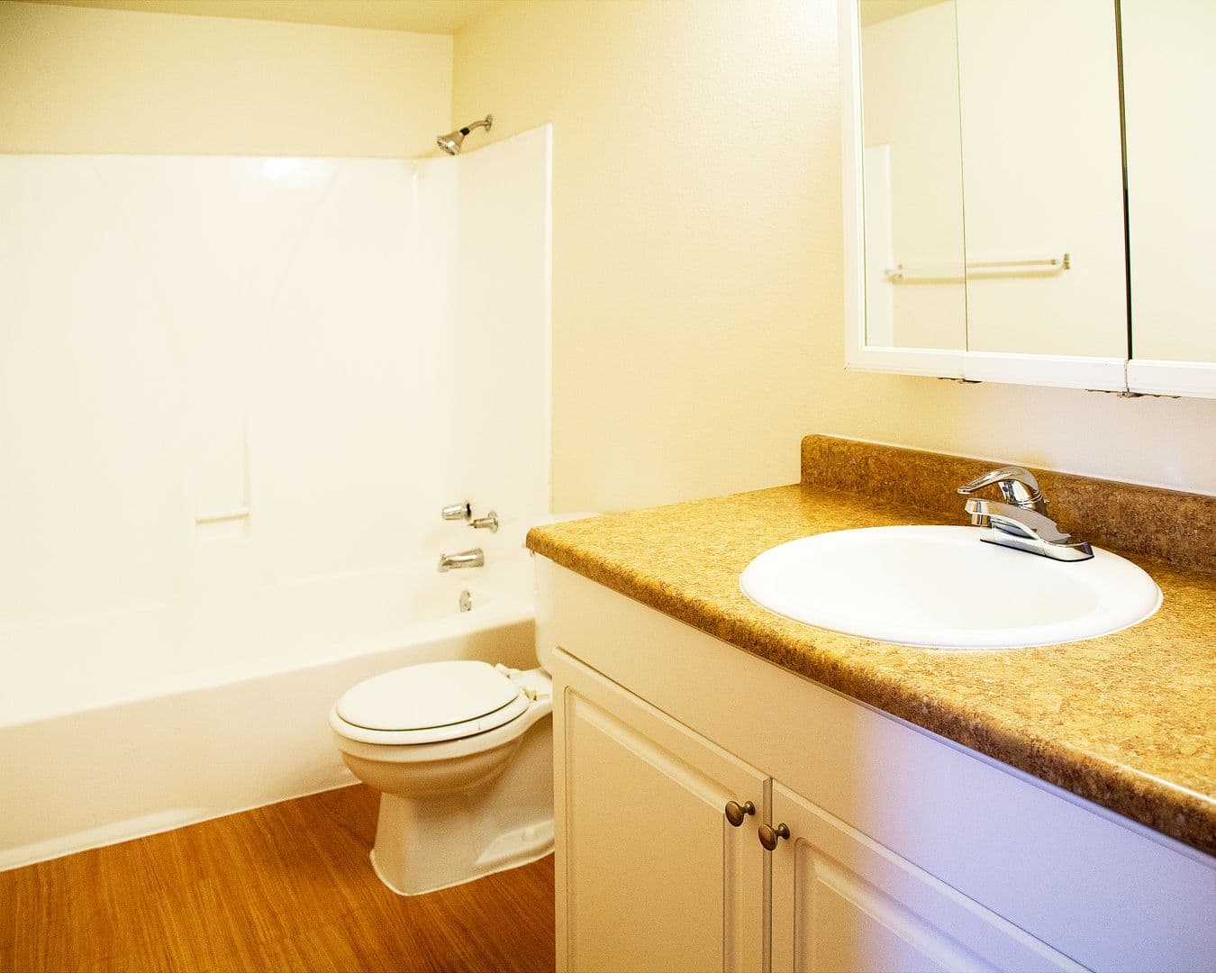 Kennewick Apartment: 1001 W 4th Ave