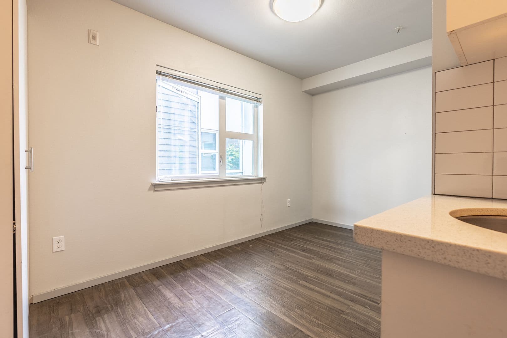 Seattle Apartment: 422 11th Ave E