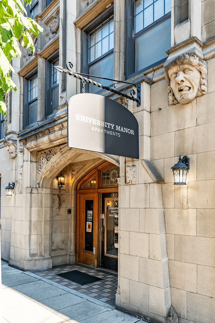 Seattle Apartment: 1305 NE 43rd St