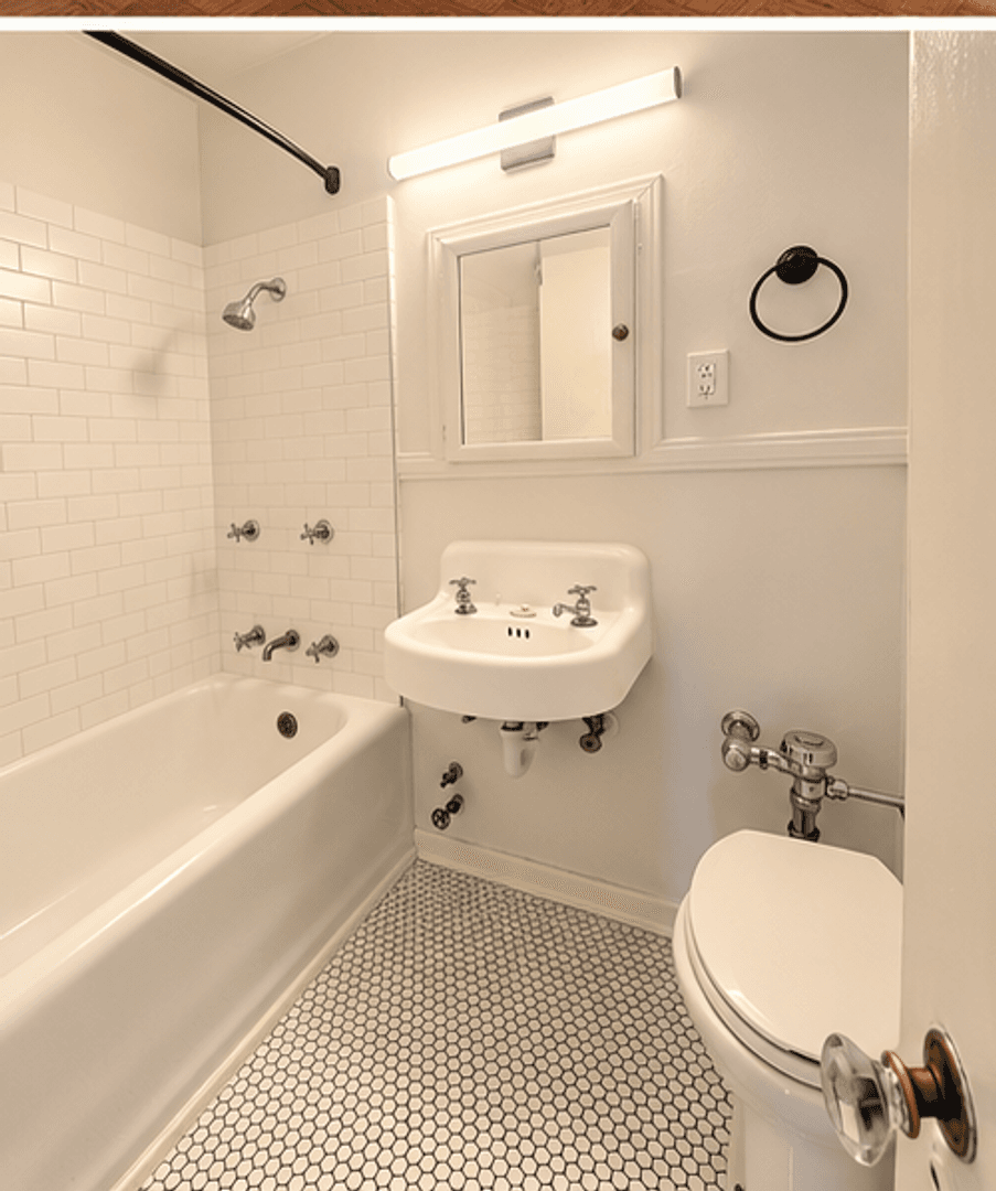 Seattle Apartment: 1305 NE 43rd St