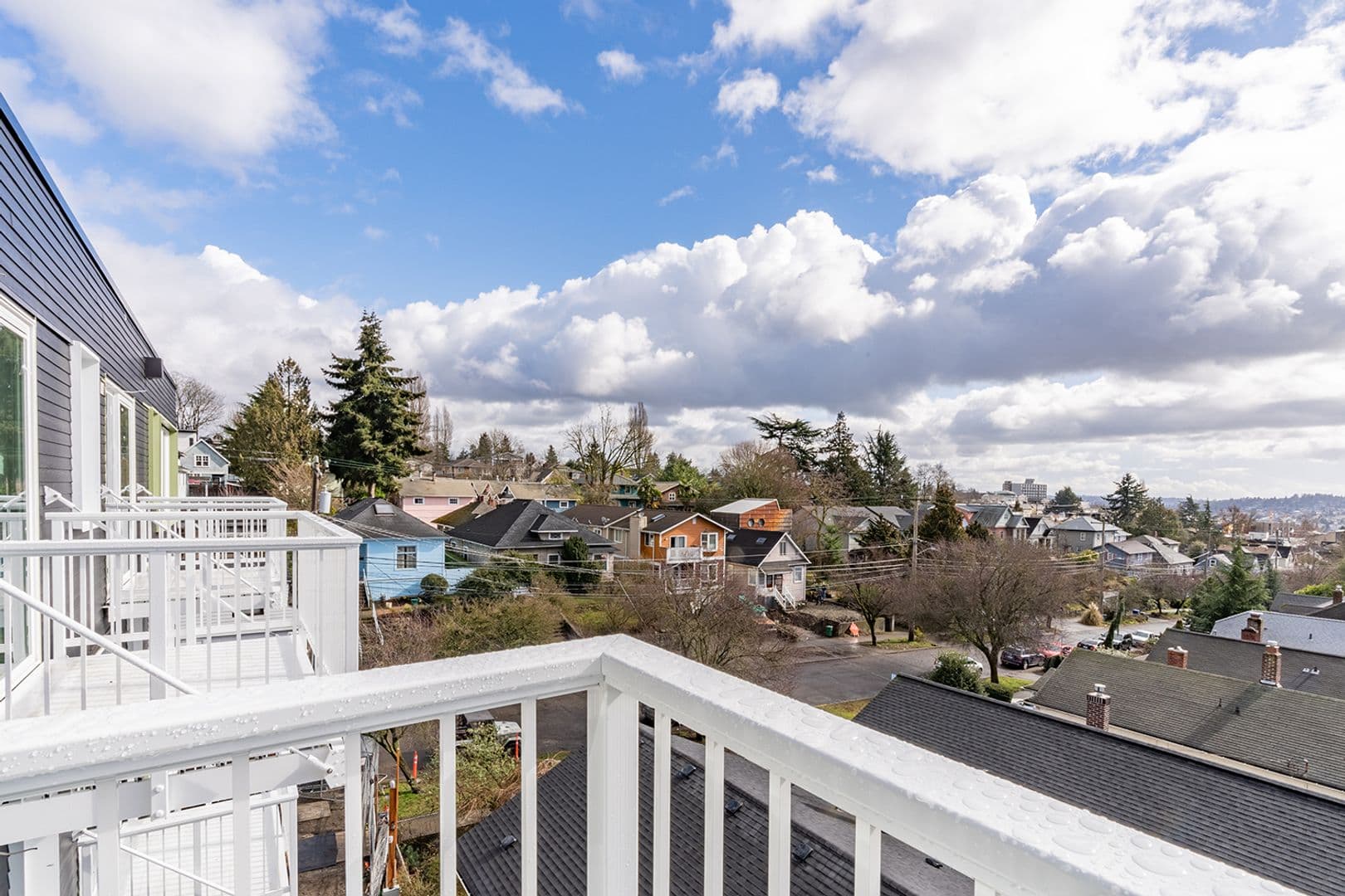 Seattle Apartment: 355 15th Ave