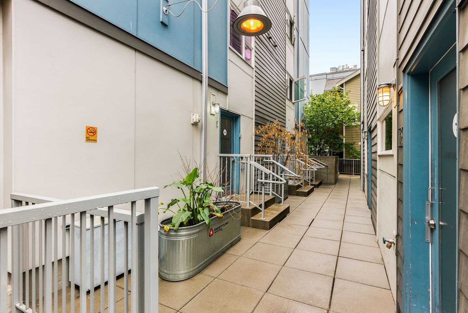 Seattle Apartment: 422 11th Ave E