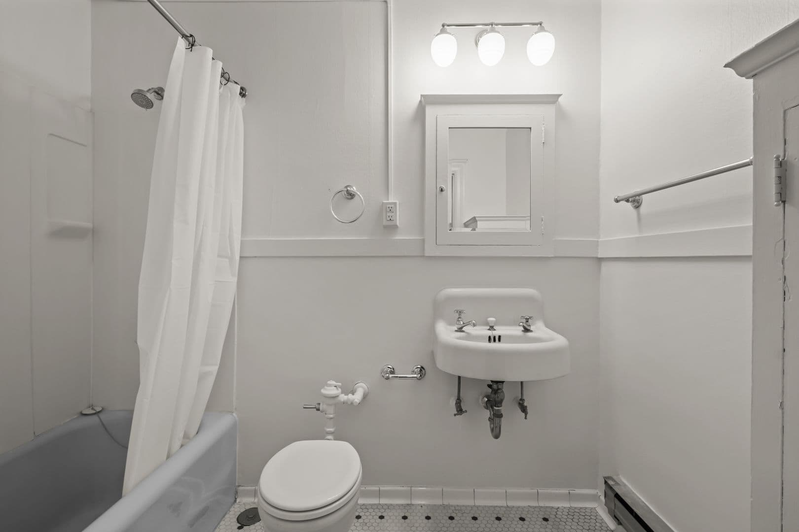 Seattle Apartment: 1305 NE 43rd St