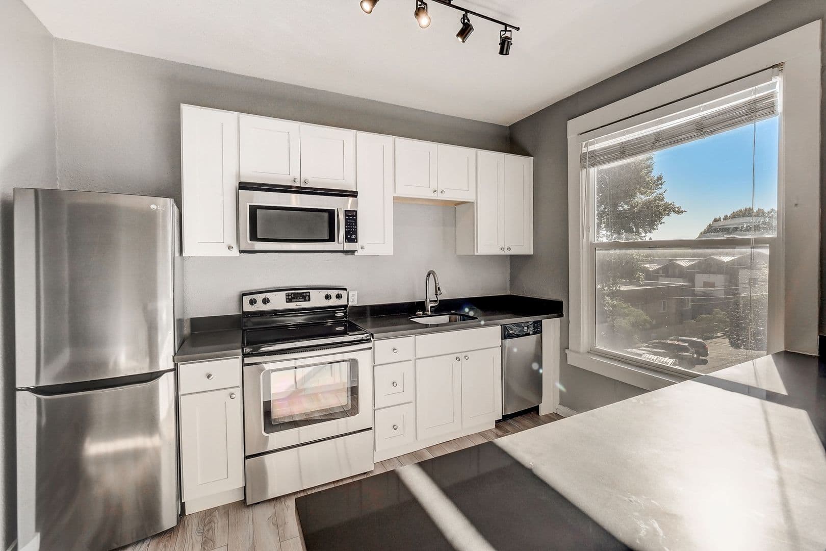 Seattle Apartment: 114 24th Ave E