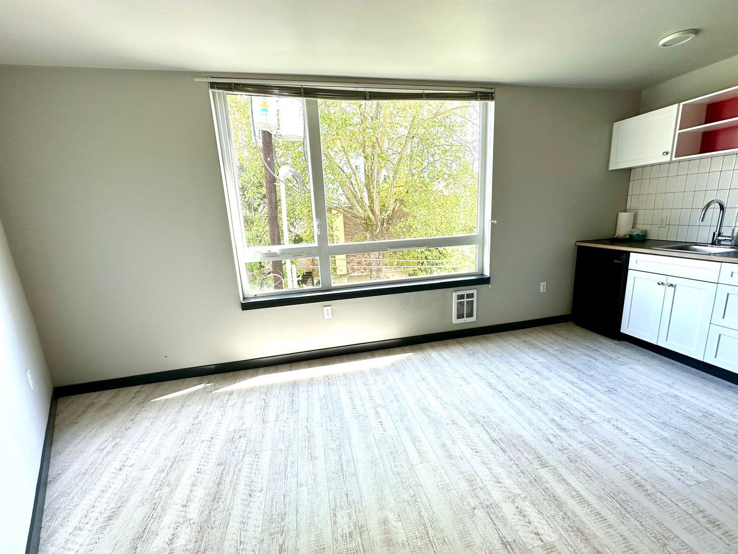 Seattle Apartment: 1523 E Madison St