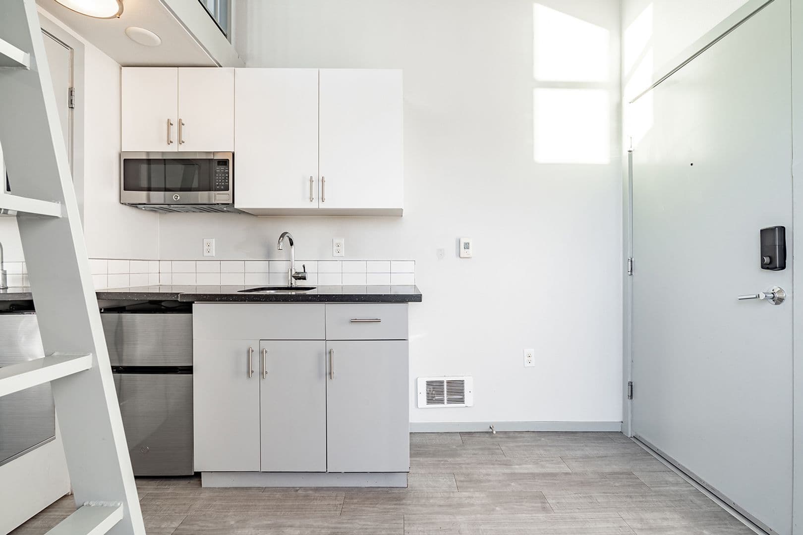 Seattle Apartment: 3266 SW Avalon Way