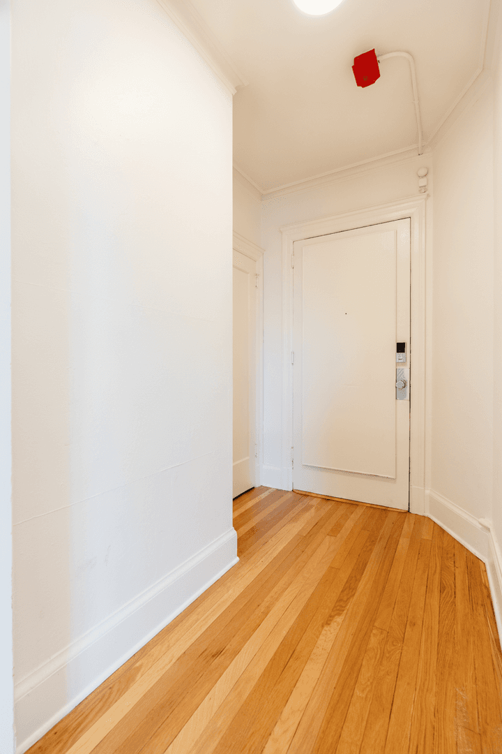 Seattle Apartment: 4210 Brooklyn Ave NE