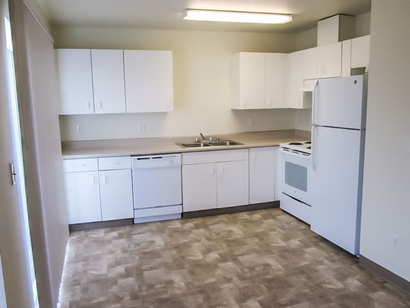 Kennewick Apartment: 1000 W 5th Ave