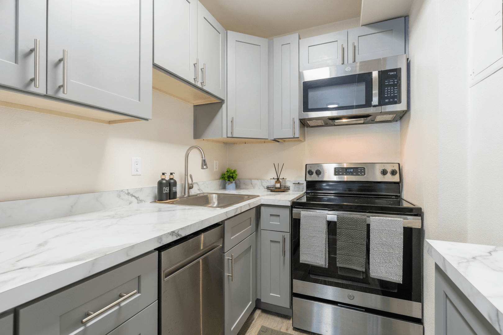 Seattle Apartment: 1330 Boren Ave