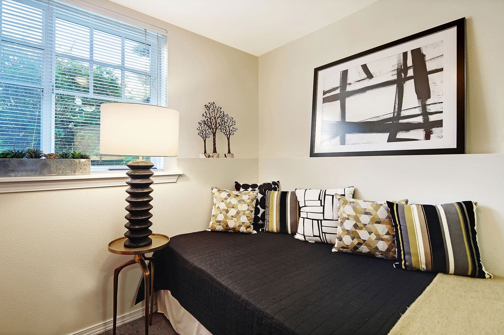 Seattle Apartment: 1305 E Mercer St