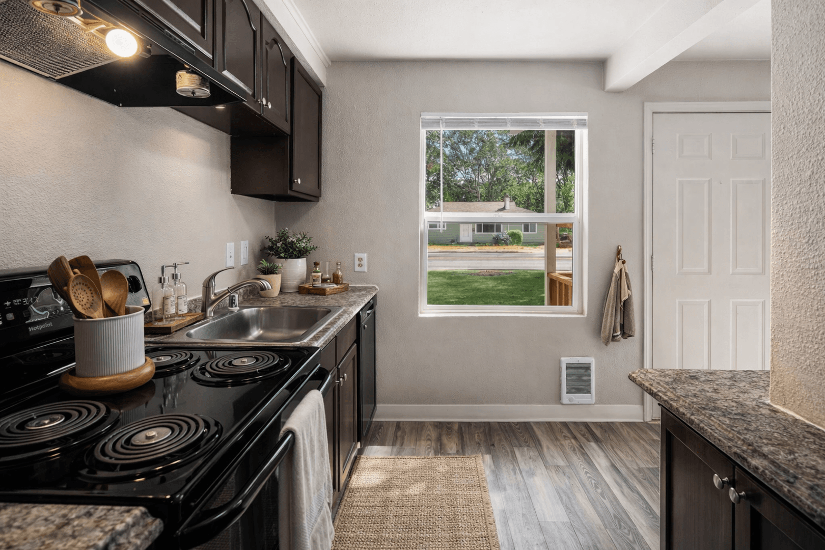 Lakewood Apartment: 8333 32nd Ave S