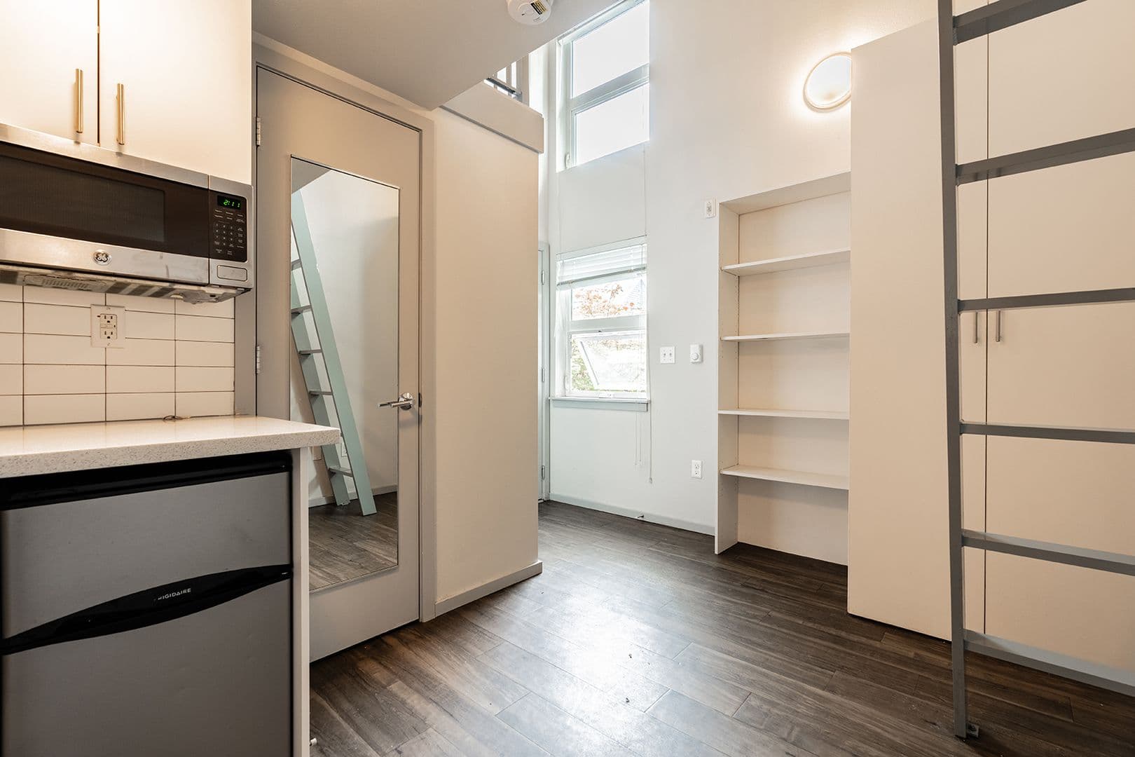 Seattle Apartment: 422 11th Ave E