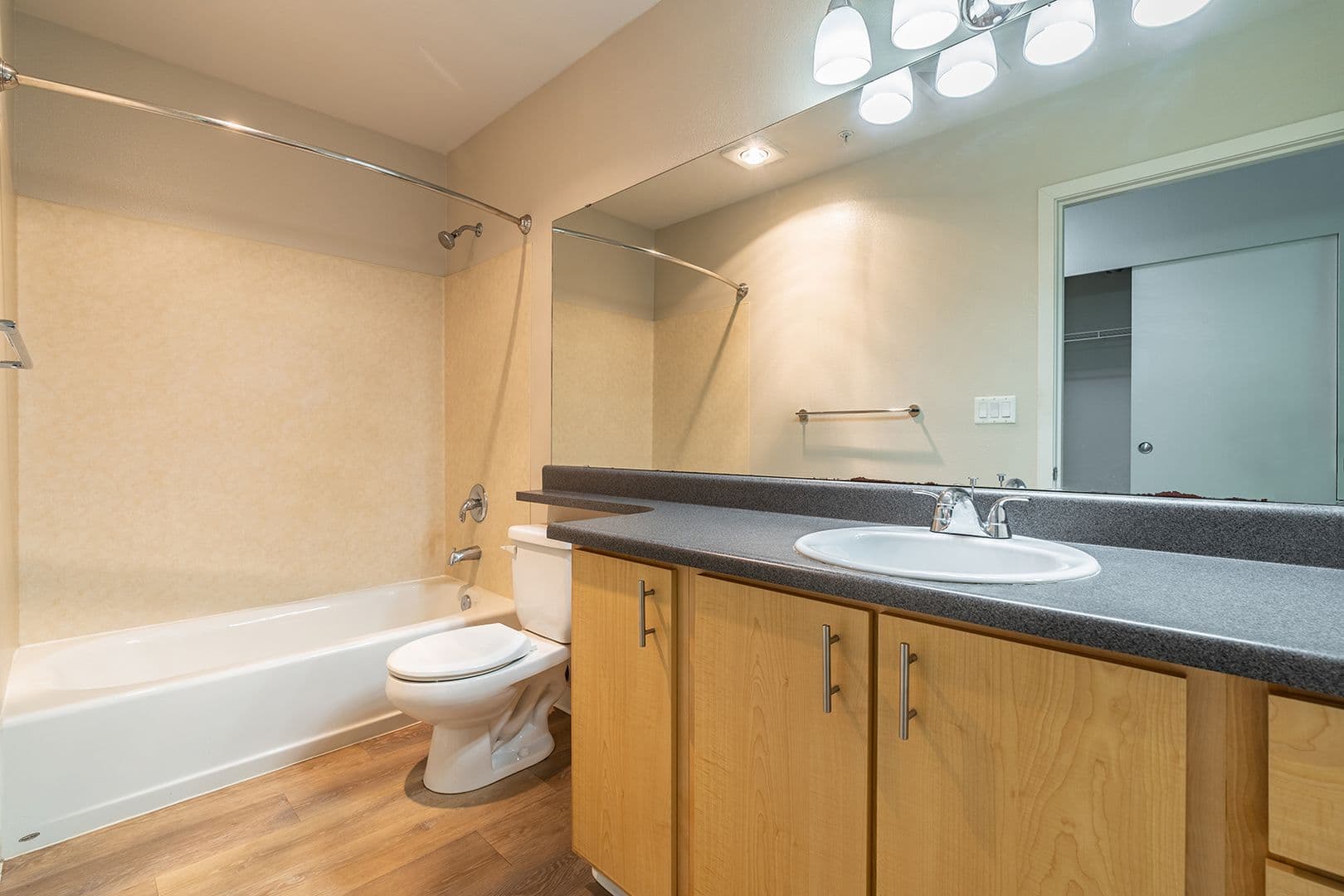 Seattle Apartment: 402 22nd Ave S