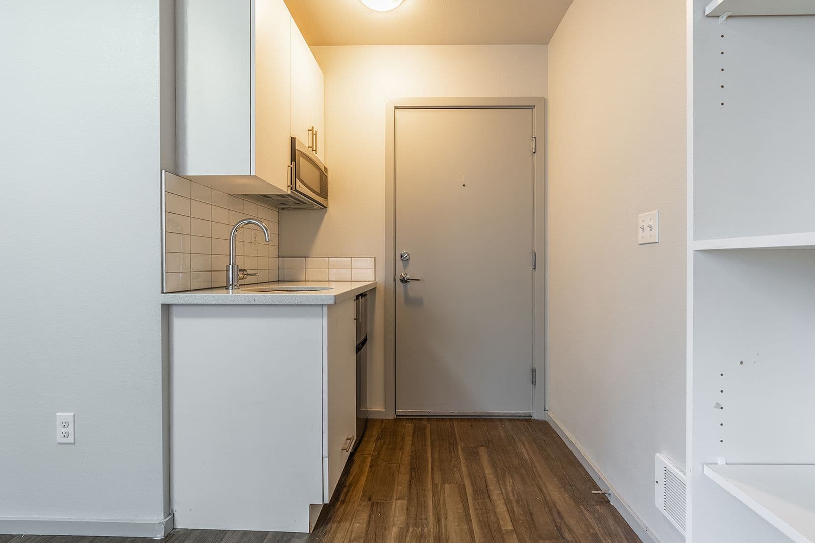 Seattle Apartment: 422 11th Ave E