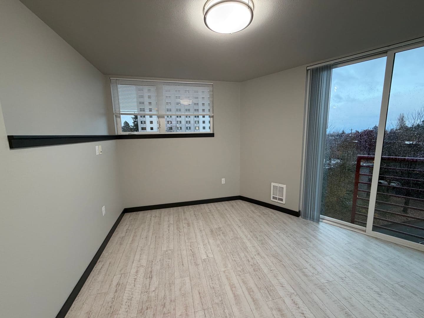 Seattle Apartment: 1523 E Madison St