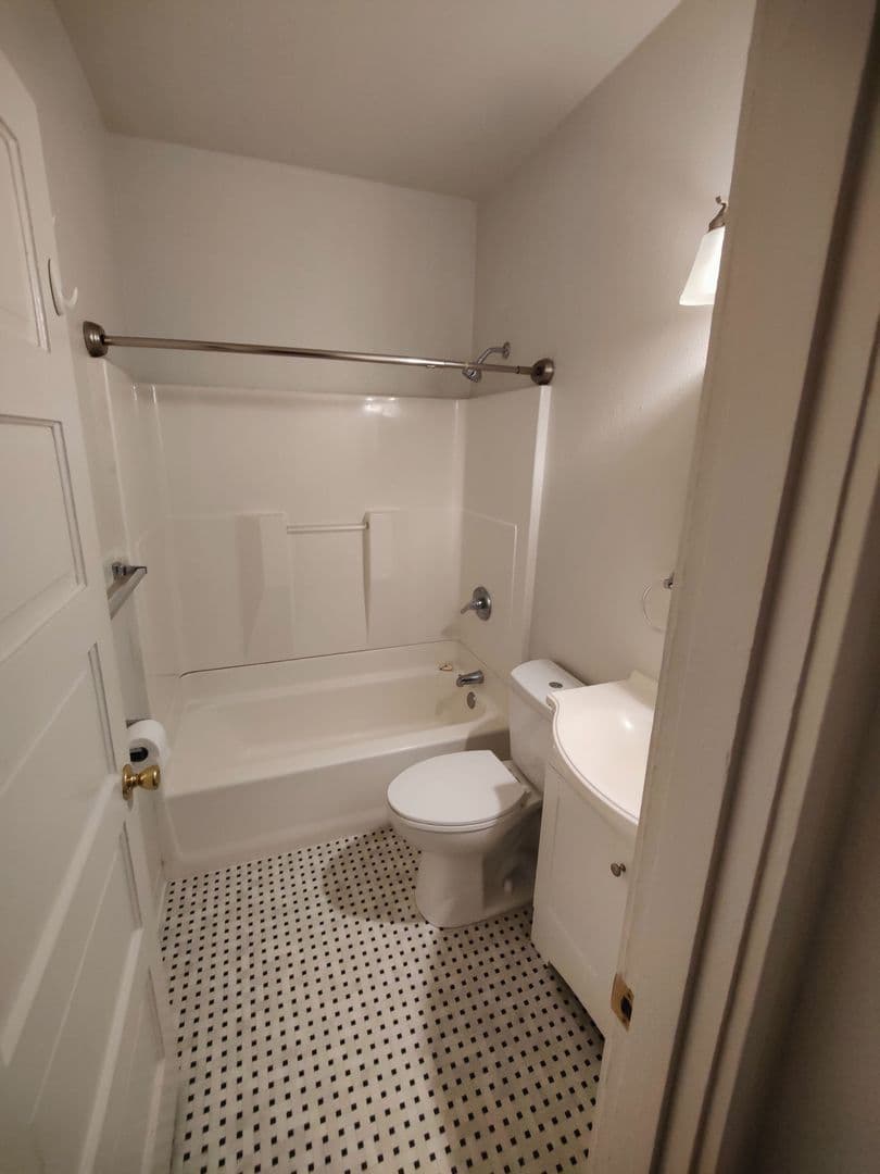 Seattle Apartment: 1723 Summit Ave