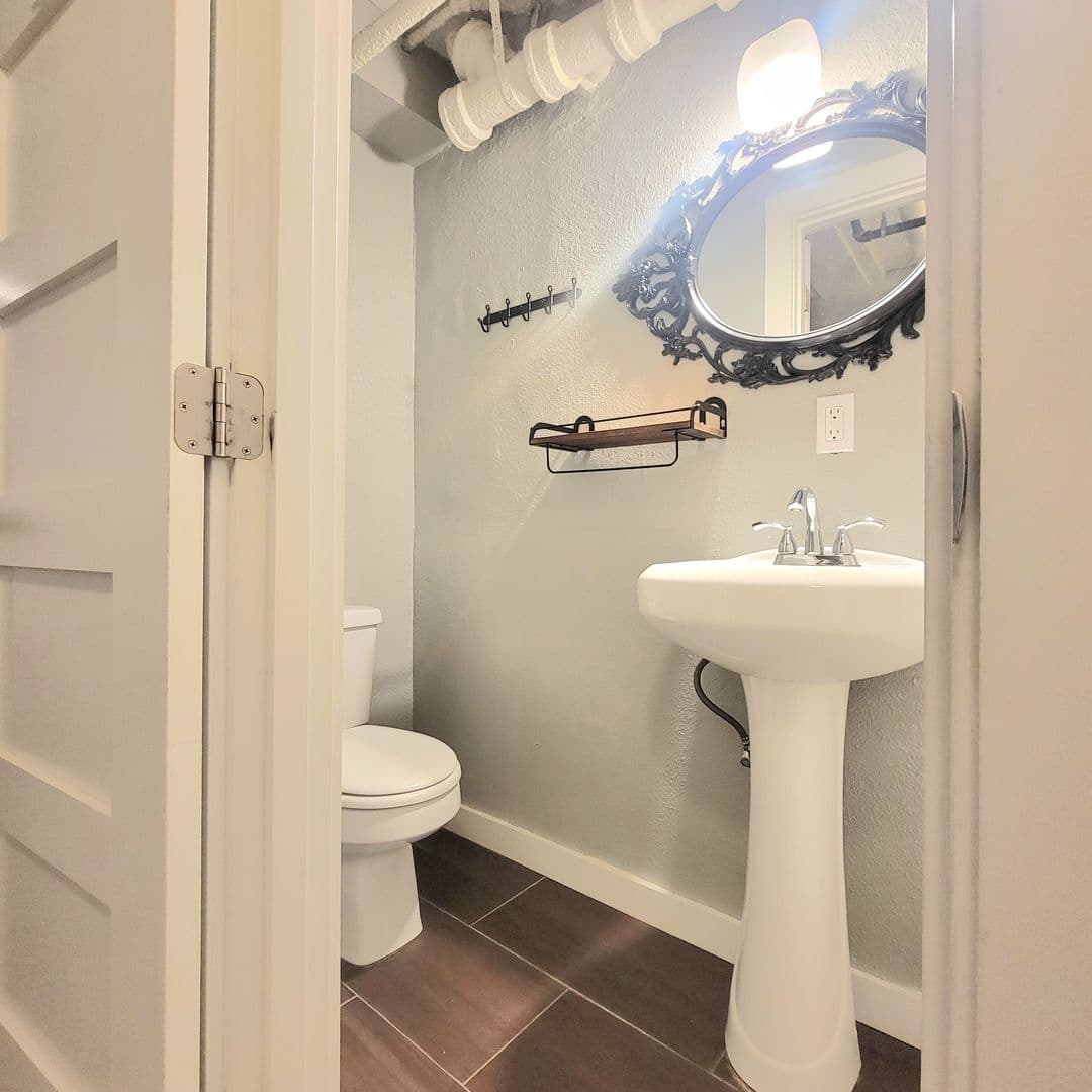 Seattle Apartment: 114 24th Ave E