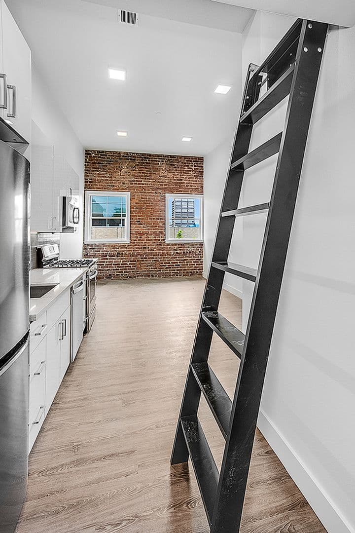 Seattle Apartment: 423 Terry Ave
