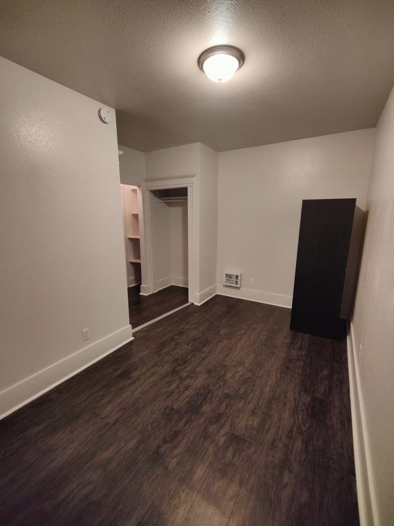 Seattle Apartment: 1723 Summit Ave
