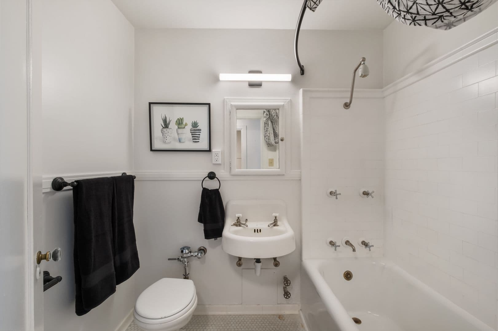 Seattle Apartment: 1305 NE 43rd St
