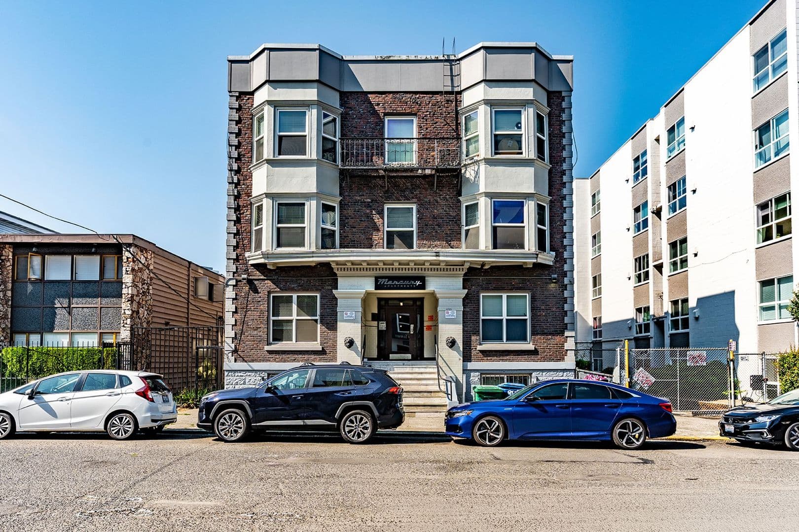 Seattle Apartment: 1723 Summit Ave
