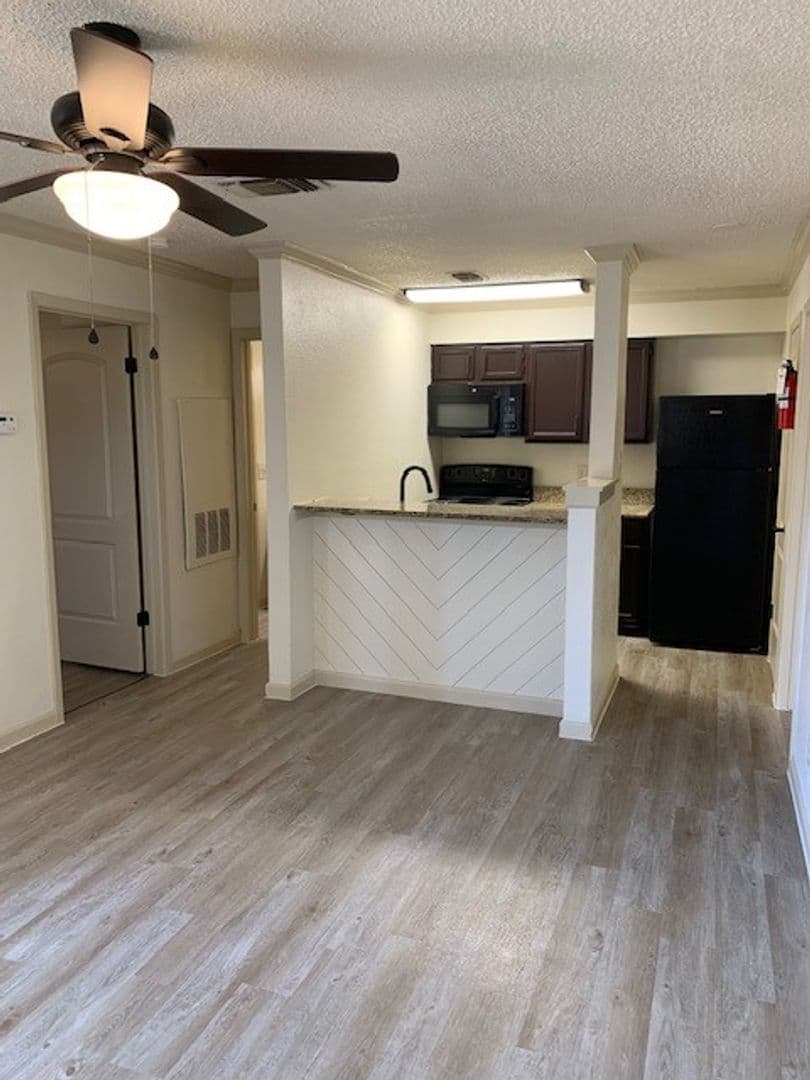 Live Oak Apartment: 13101 East Loop 1604 N