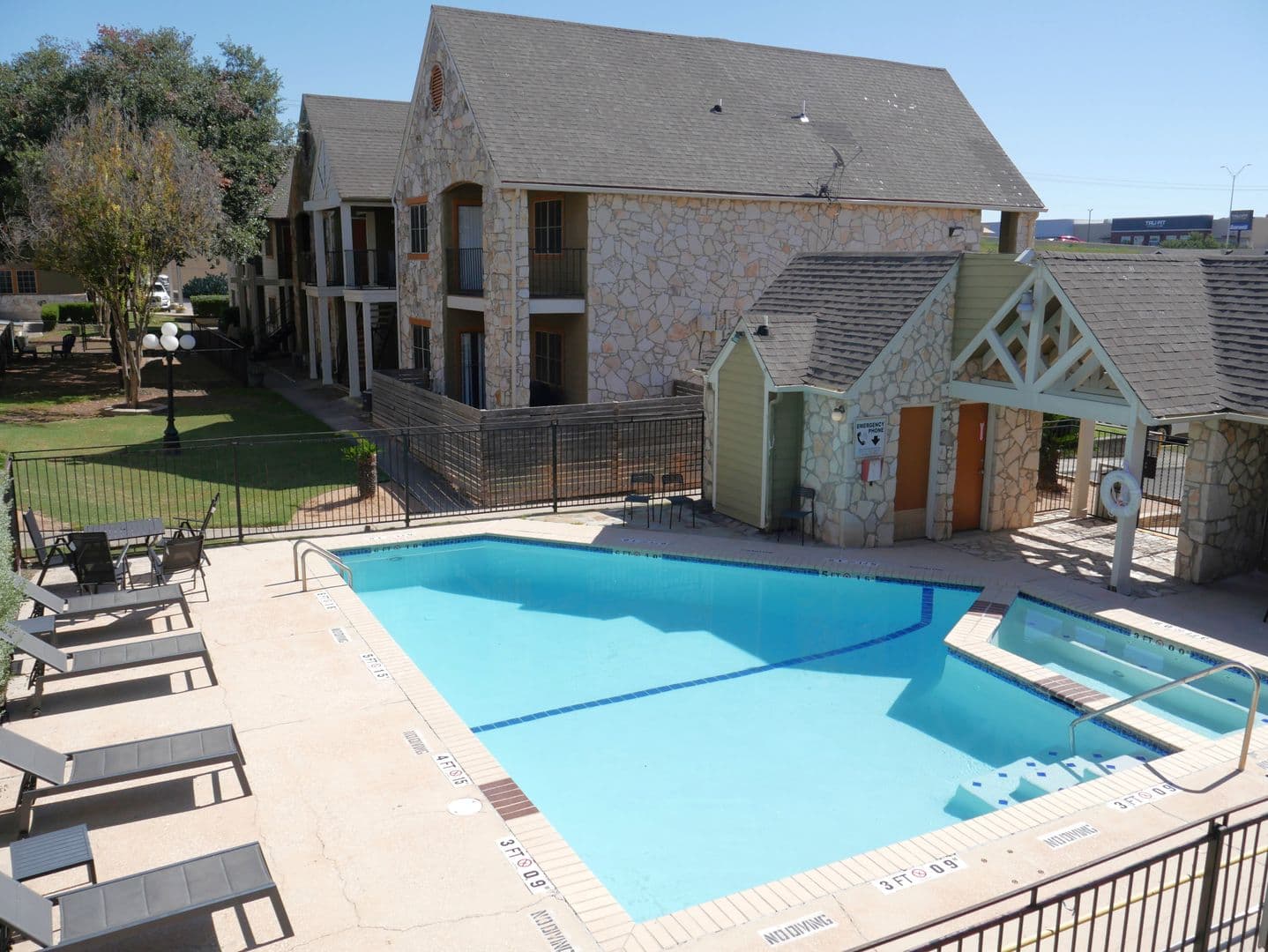 Live Oak Apartment: 13101 East Loop 1604 N