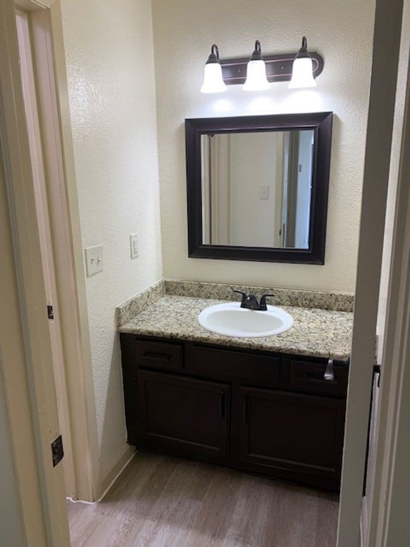 Live Oak Apartment: 13101 East Loop 1604 N
