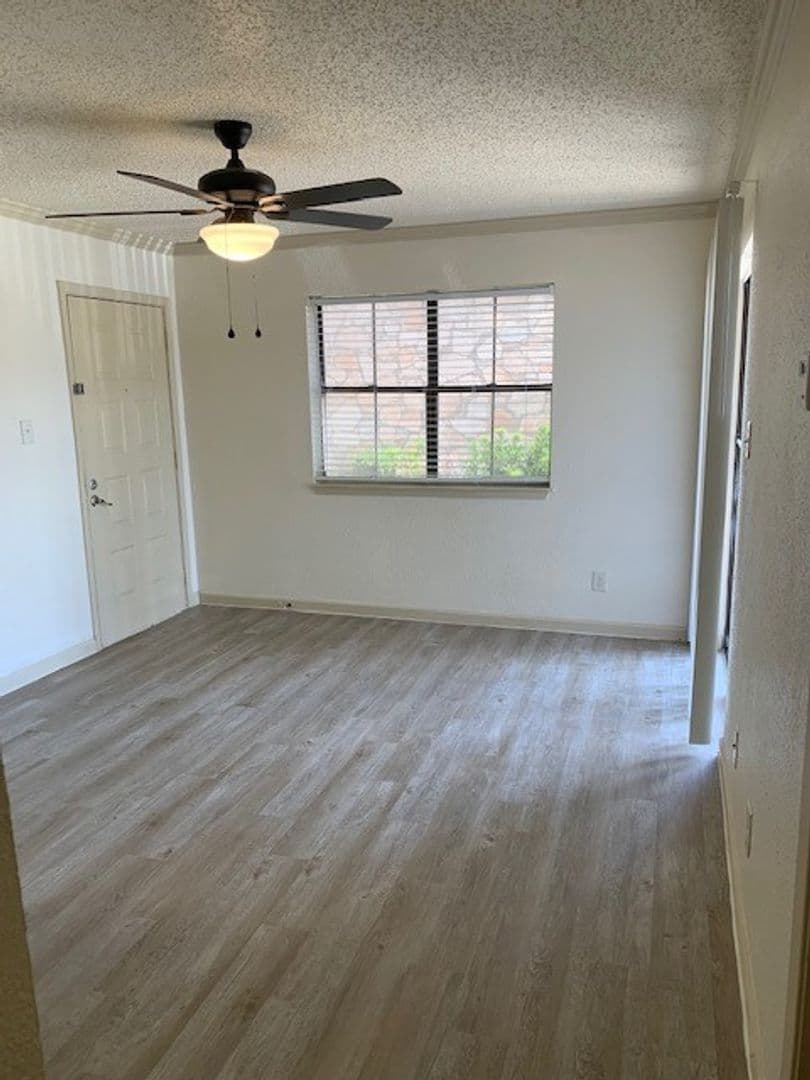 Live Oak Apartment: 13101 East Loop 1604 N