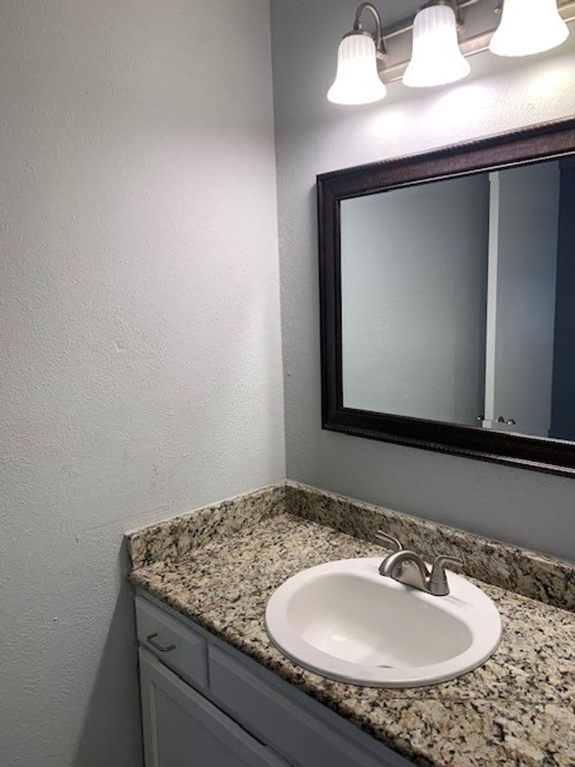 Live Oak Apartment: 13101 East Loop 1604 N