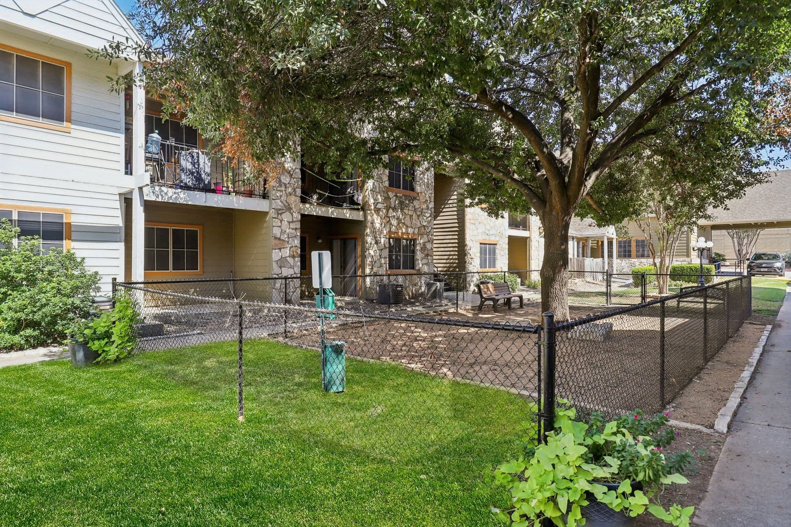 Live Oak Apartment: 13101 East Loop 1604 N