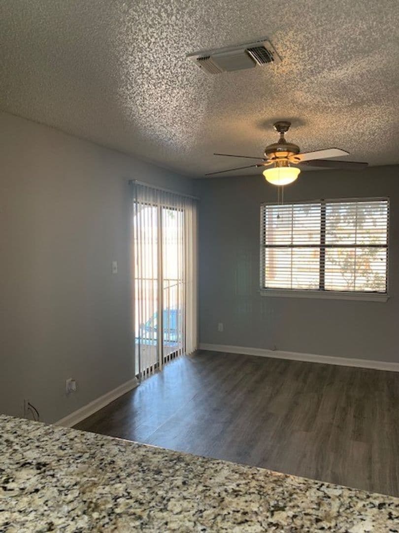 Live Oak Apartment: 13101 East Loop 1604 N