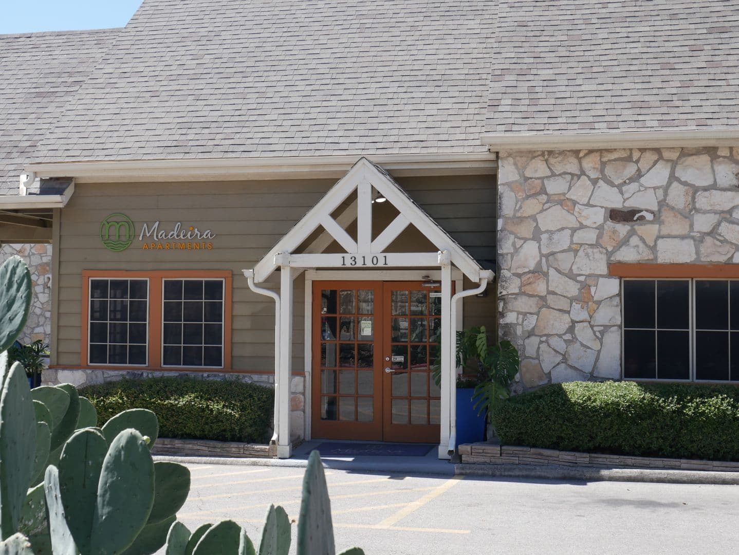 Live Oak Apartment: 13101 East Loop 1604 N