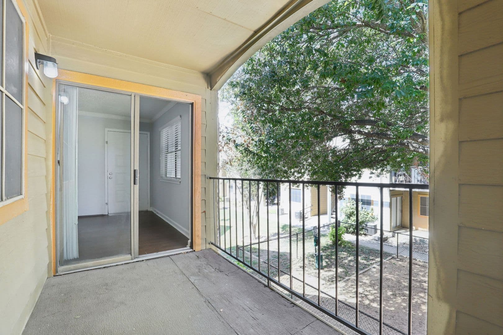 Live Oak Apartment: 13101 East Loop 1604 N