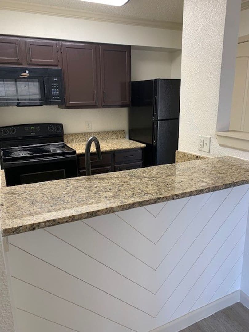 Live Oak Apartment: 13101 East Loop 1604 N