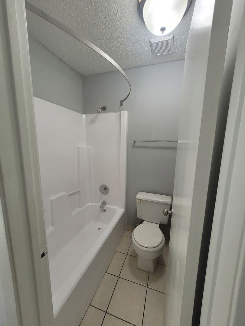 Live Oak Apartment: 13101 East Loop 1604 N