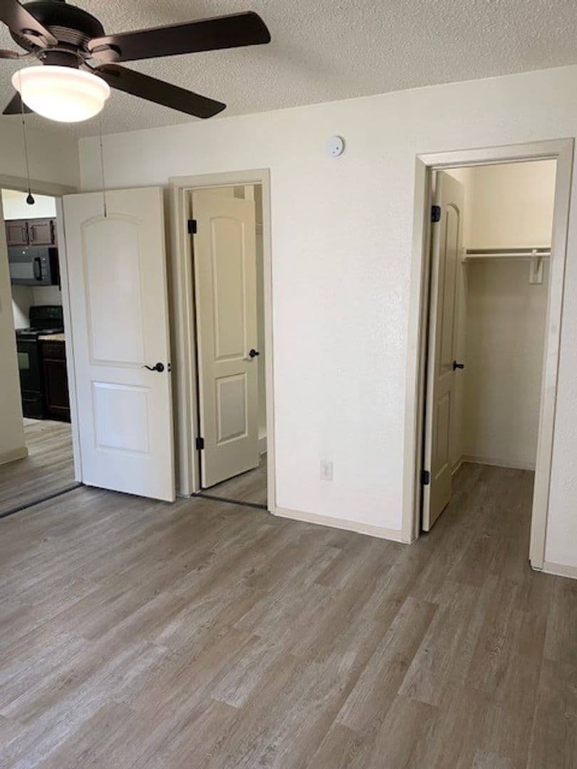 Live Oak Apartment: 13101 East Loop 1604 N