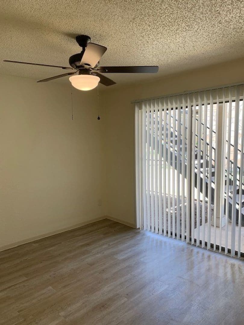 Live Oak Apartment: 13101 East Loop 1604 N