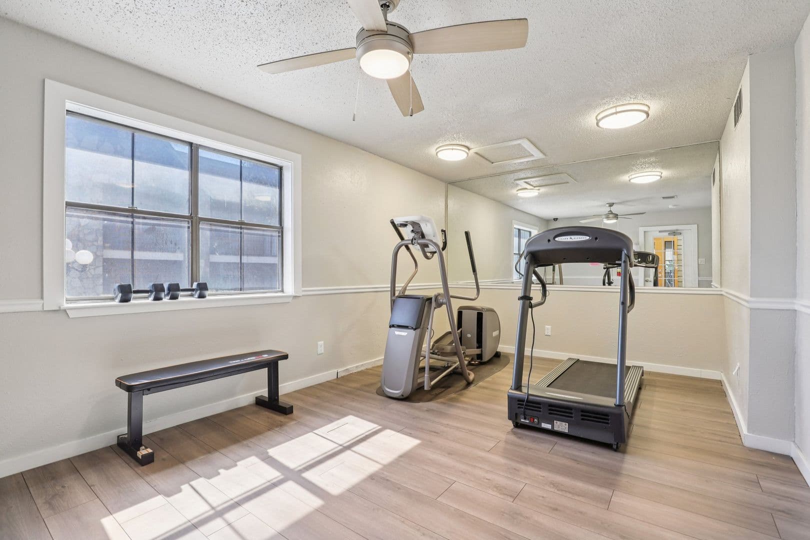 Live Oak Apartment: 13101 East Loop 1604 N