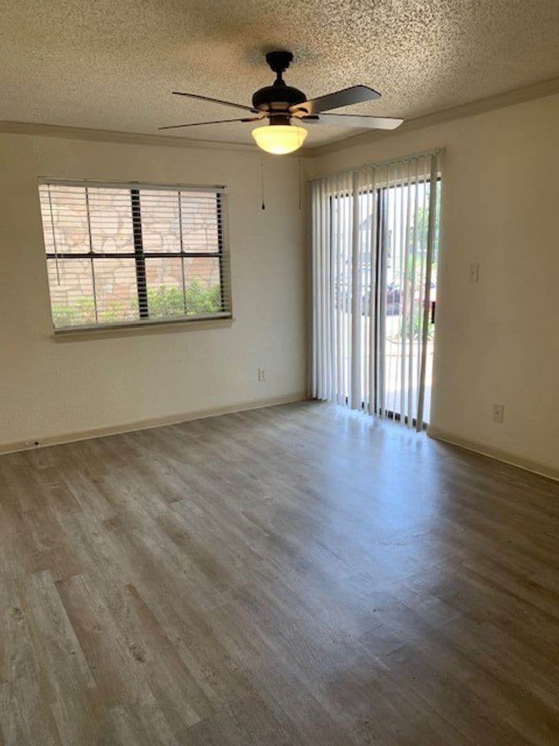 Live Oak Apartment: 13101 East Loop 1604 N