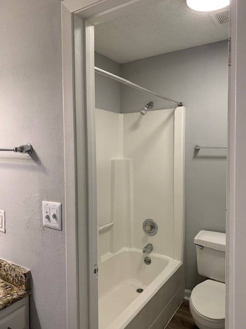 Live Oak Apartment: 13101 East Loop 1604 N