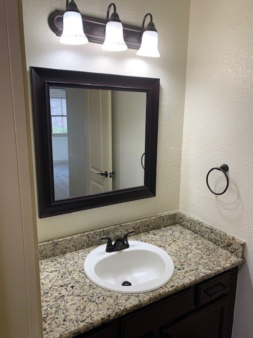 Live Oak Apartment: 13101 East Loop 1604 N