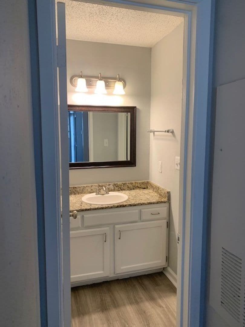 Live Oak Apartment: 13101 East Loop 1604 N